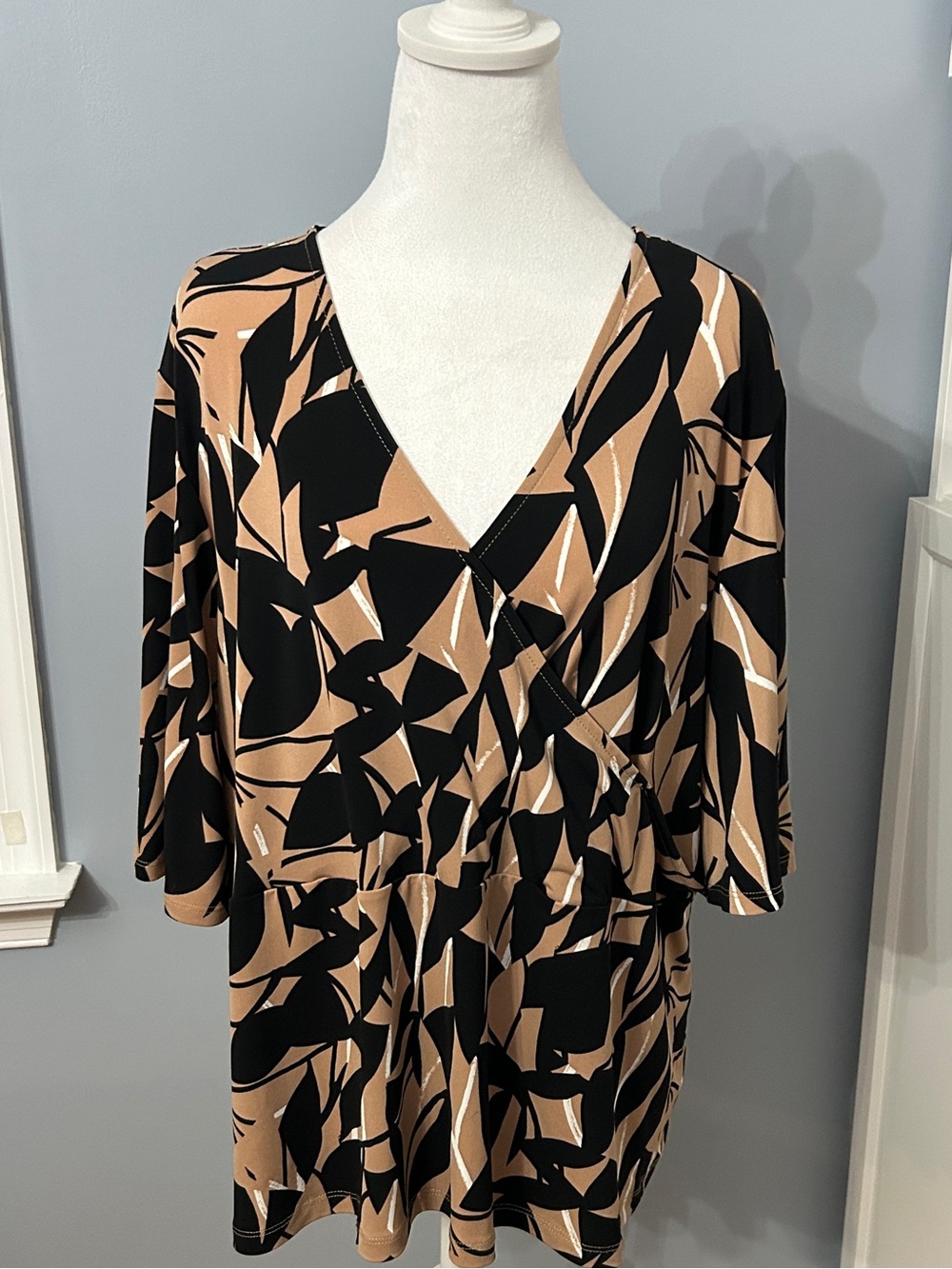 Liz Claiborne Women 2X Plus Faux Wrap Top Peplum Abstract Tan Black